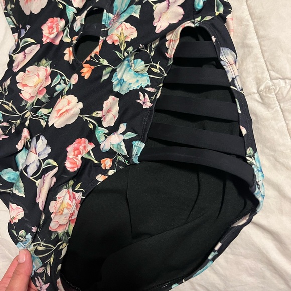 Reaction by Kenneth Cole one piece swimsuit - Picture 4 of 6